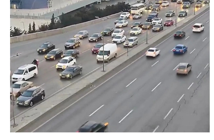 na-ryade-ulits-i-prospektov-v-baku-zatrudneno-dvizhenie-transporta