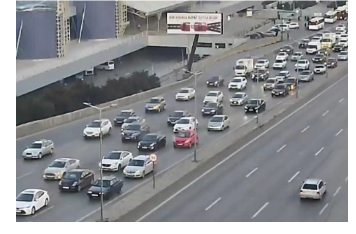 na-ryade-ulits-i-prospektov-baku-zatrudneno-dvizhenie-transporta