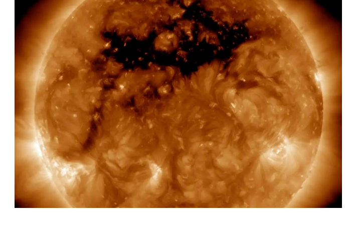 na-solntse-poyavilas-novaya-krupnaya-koronalnaya-dyra