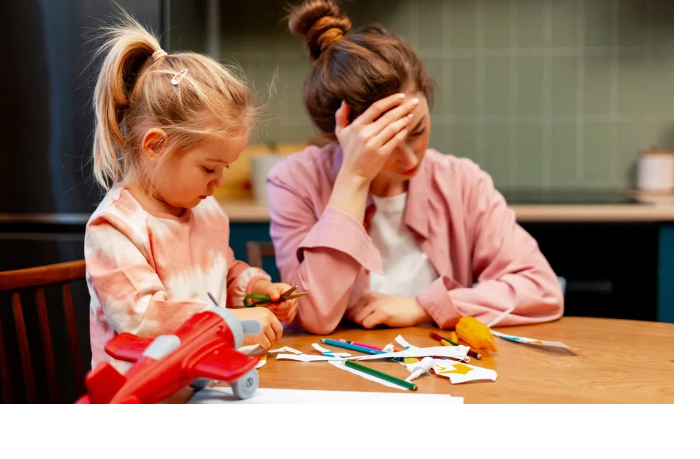 ustala-ot-detskikh-igr-ya-plokhaya-mama-otvechayut-pedagog-i-psikholog