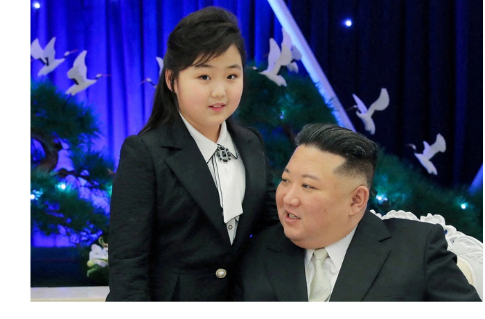 smi-kim-chzhu-e-vpervye-prinyala-uchastie-v-tseremonii-pochteniya-pamyati-v-mavzolee-semi-kim