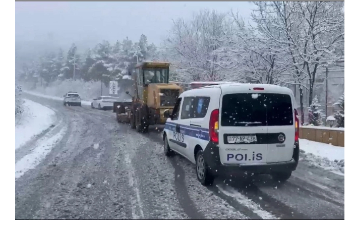 mvd-azerbaydzhana-dorogi-v-regionakh-ochishchayutsya-ot-snega-i-lda