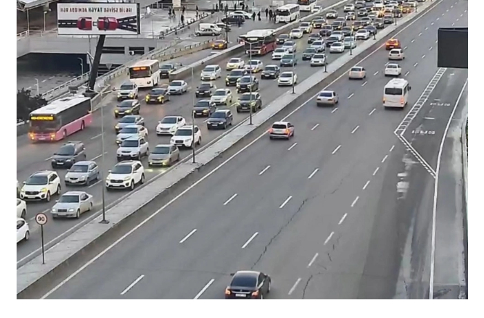 na-ryade-ulits-i-prospektov-baku-zatrudneno-dvizhenie-transporta