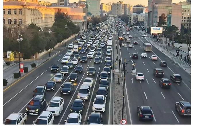 na-ryade-dorog-baku-obrazovalis-probki