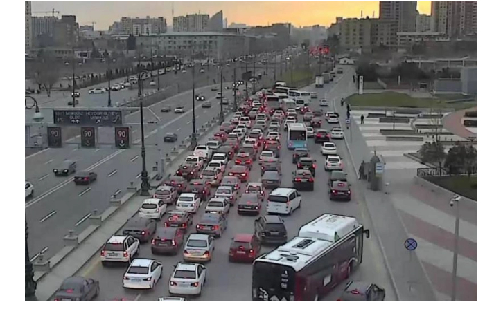 v-baku-na-ryade-ulits-i-prospektov-nablyudayutsya-probki
