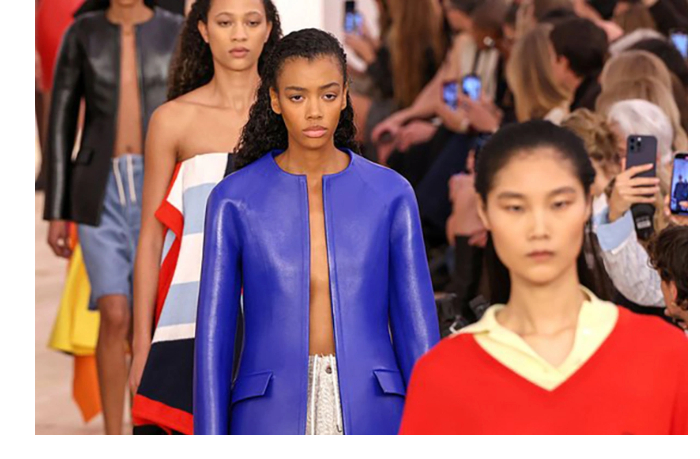 nazvany-samye-modnye-tsveta-odezhdy-na-vesnu