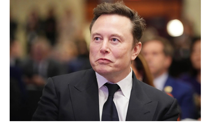 mask-vozvrashchaetsya-v-bolshuyu-politiku