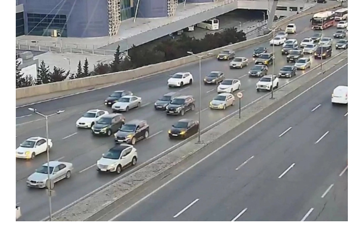 na-ryade-ulits-i-prospektov-baku-zatrudneno-dvizhenie-transporta