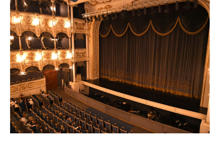 v-gosteatrakh-azerbaydzhana-uprazdneny-dolzhnosti-khudruka-i-glavnogo-rezhissera