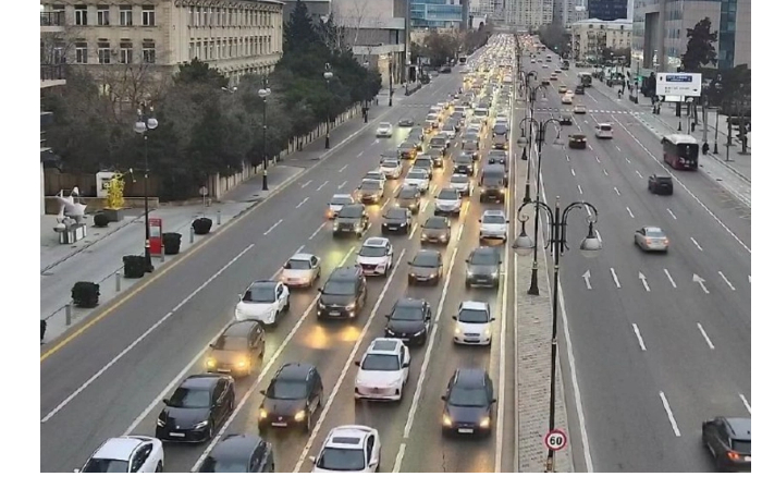 na-ryade-dorog-baku-nablyudayutsya-probki