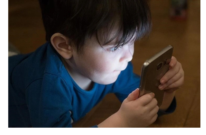 v-milli-medzhlise-predlozhili-provesti-slushaniya-po-ogranicheniyu-sotssetey-dlya-detey