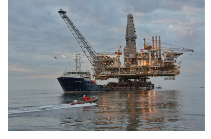 s-platformy-zapadnyy-chirag-dobyto-251-mln-barreley-nefti