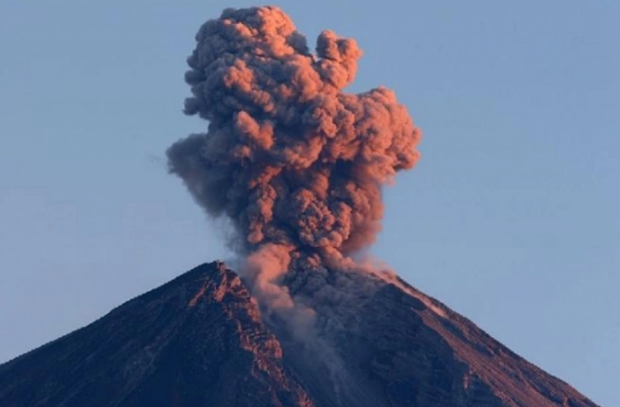 tri-novykh-izverzheniya-vulkana-semeru-proizoshlo-v-indonezii