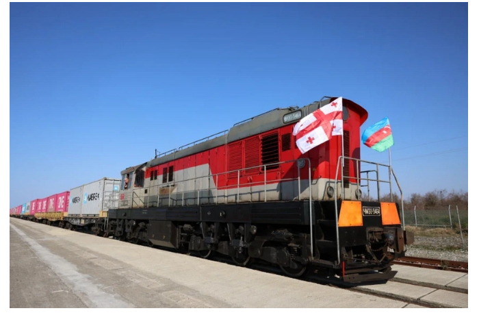 iz-poti-v-baku-zapshchen-skorostnoy-blok-poezd