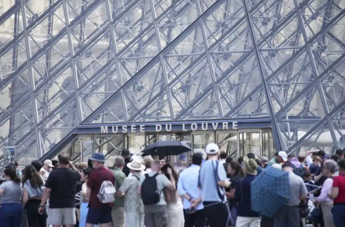 rabotniki-luvra-vozobnovili-zabastovku