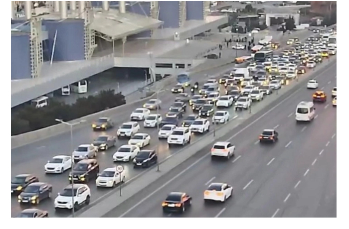 na-ryade-ulits-i-prospektov-baku-zatrudneno-dvizhenie-transporta