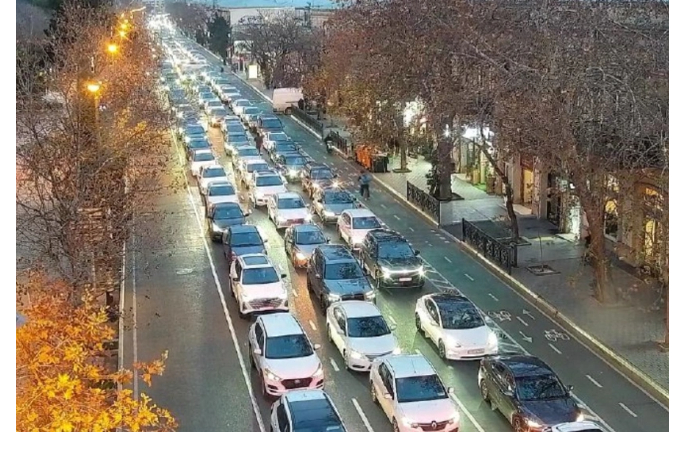 na-ryade-ulits-i-prospektov-baku-zatrudneno-dvizhenie-transporta