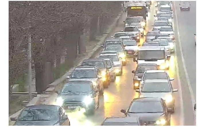 na-ryade-ulits-i-prospektov-v-baku-zatrudneno-dvizhenie-transporta