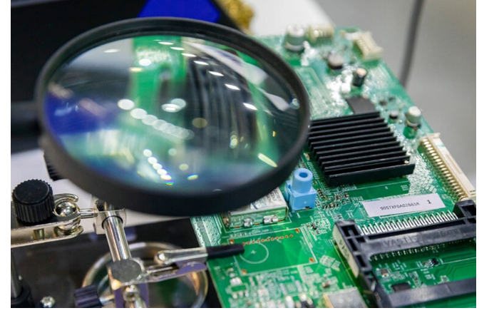 v-rossii-prodlili-uproshchennyy-vvoz-v-stranu-elektroniki-do-kontsa-2026-goda