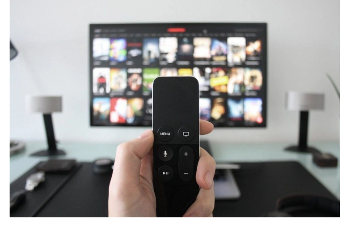 shtrafnoy-udar-po-telekanalam-kto-i-za-chto-lishitsya-efira-v-yanvare