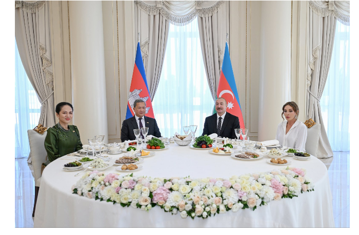 ot-imeni-prezidenta-ilkhama-alieva-dan-ofitsialnyy-obed-v-chest-premer-ministra-kambodzhi