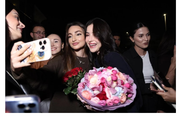izvestnaya-turetskaya-aktrisa-pribyla-v-baku-na-premeru-filma-44