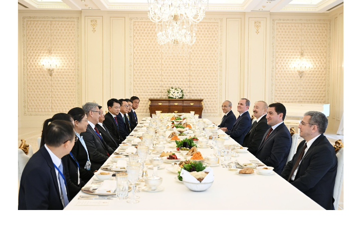ot-imeni-prezidenta-ilkhama-alieva-dan-ofitsialnyy-obed-v-chest-prezidenta-laosa-foto