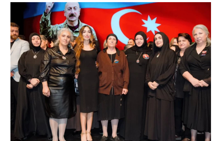 arzu-alieva-podelilas-kadrami-prezentatsii-filma-44