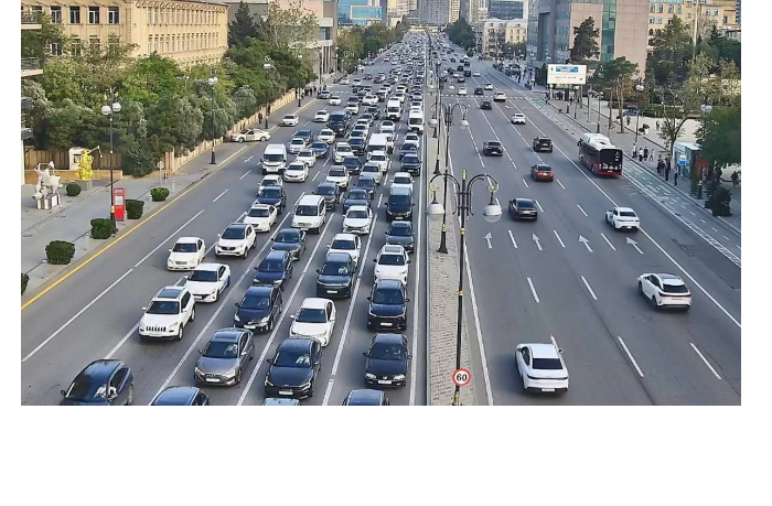 v-baku-na-nekotorykh-ulitsakh-i-prospektakh-zatrudneno-dvizhenie-transporta