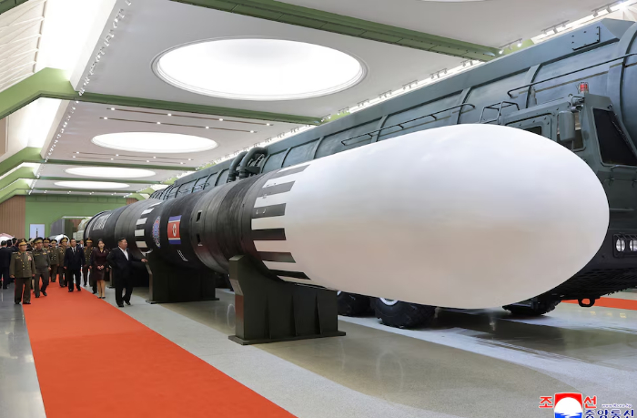 kim-chen-yn-prodemonstriroval-raketu-sposobnuyu-dostich-ssha
