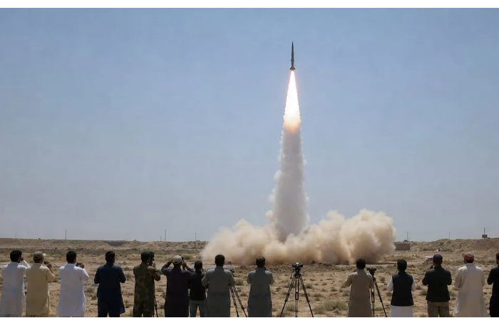 pakistanskaya-armiya-uspeshno-ispytala-giperzvukovuyu-ballisticheskuyu-raketu-fatah-2er