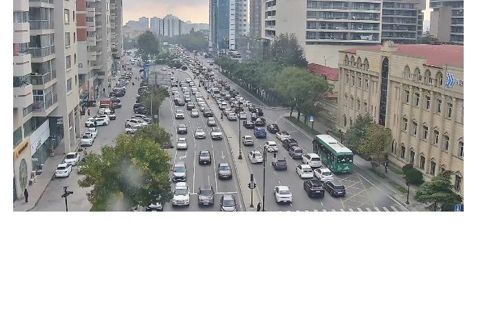 v-baku-na-nekotorykh-ulitsakh-i-prospektakh-zatrudneno-dvizhenie-transporta