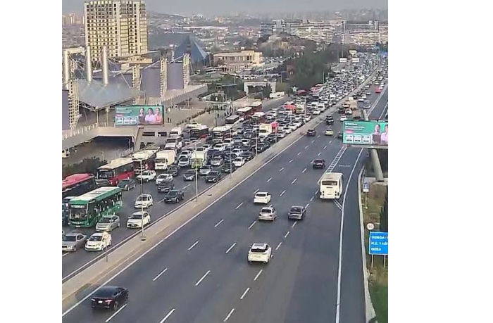 v-baku-na-ryade-ulits-i-prospektov-zatrudneno-dvizhenie-transporta
