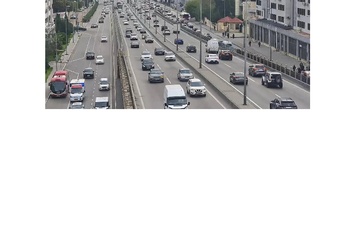 na-ryade-ulits-i-prospektov-baku-zatrudneno-dvizhenie-transporta