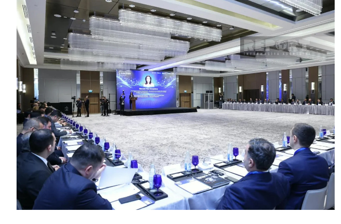 v-baku-prokhodit-viii-sammit-it-rukovoditeley-gosuchrezhdeniy