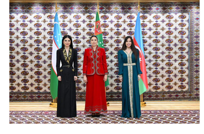 v-ashkhabade-sostoyalas-trekhstoronnyaya-vstrecha-leyly-alievoy-oguldzhakhan-atabaevoy-i-saidy-mirziyoevoy-foto