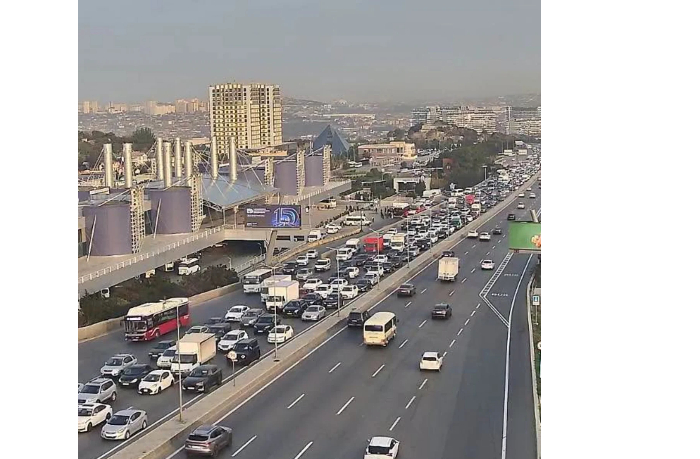 na-ryade-ulits-i-prospektov-baku-zatrudneno-dvizhenie-transporta