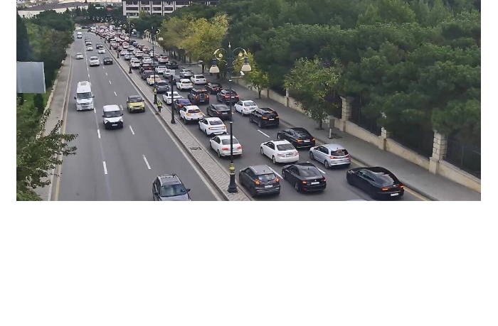 na-ryade-ulits-i-prospektov-baku-zatrudneno-dvizhenie-transporta