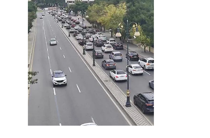 v-baku-pochti-na-20-ulitsakh-i-prospektakh-zatrudneno-dvizhenie-transporta