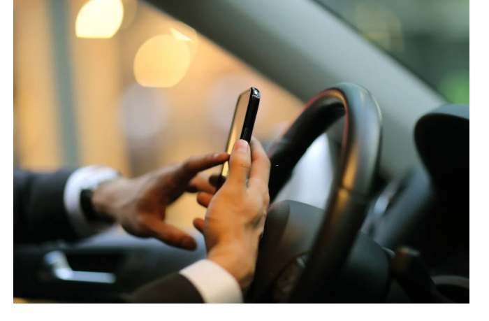 v-azerbaydzhane-izmenyat-poryadok-shtrafovaniya-za-telefon-za-rulem
