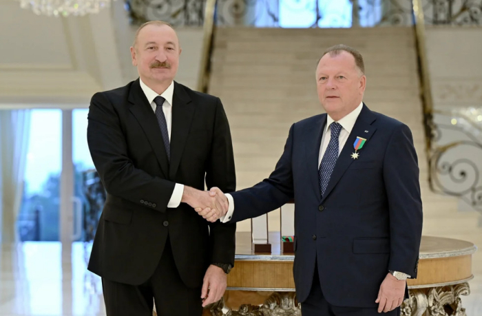 ilkham-aliev-nagradil-glavu-mezhdunarodnoy-federatsii-dzyudo-ordenom-dostlug
