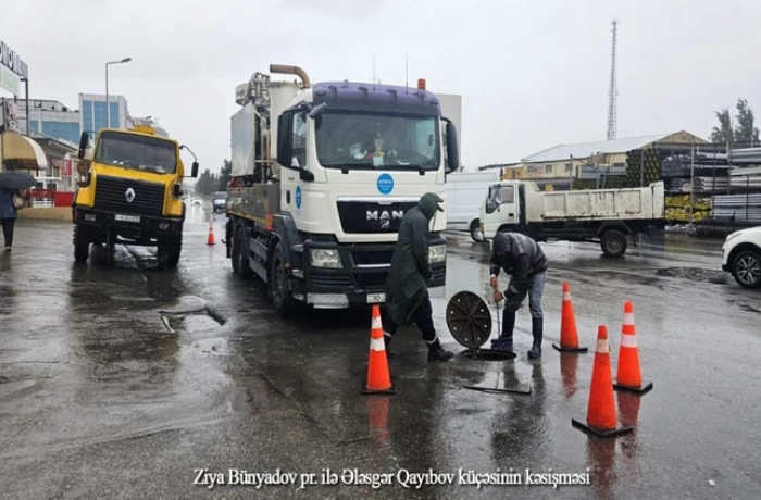 v-baku-livnevye-vody-otvodyat-s-ulits-i-prospektov