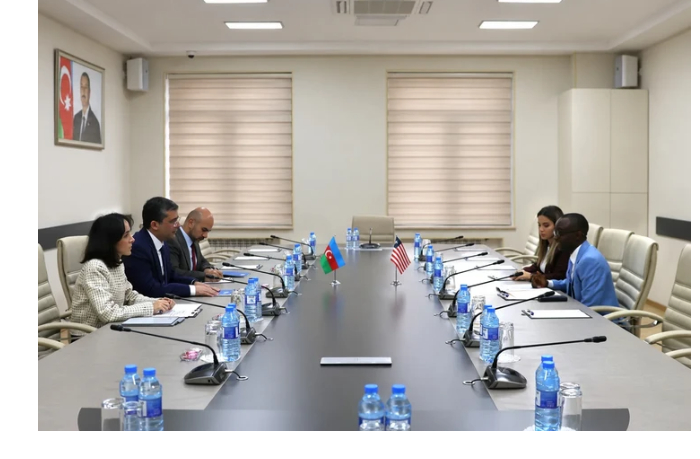 akhmed-ismayylov-vstretilsya-s-zamministra-informatsii-liberii-foto