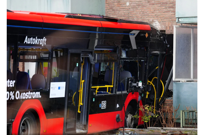 v-germanii-avtobus-s-detmi-vrezalsya-v-stenu-yest-postradavshie