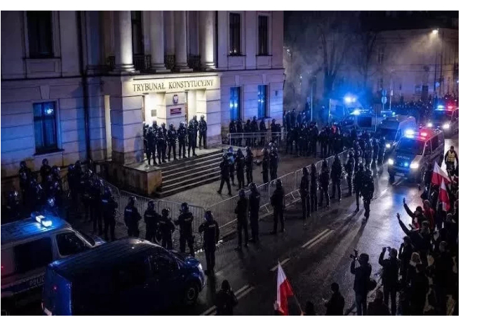 chlen-gosudarstvennogo-tribunala-polshi-zayavil-o-gosudarstvennom-perevorote