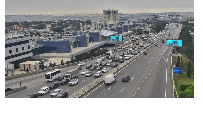 na-ryade-ulits-i-prospektov-baku-zatrudneno-dvizhenie-transporta