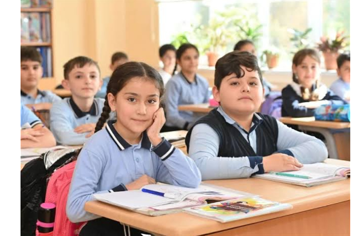v-shkolakh-baku-nachinaetsya-monitoring-pravil-nosheniya-shkolnoy-formy