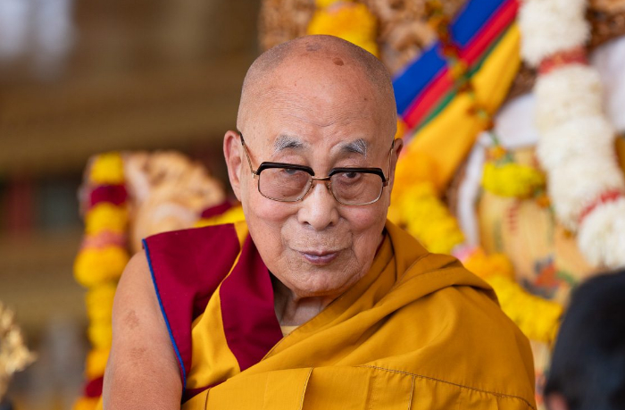 dalay-lama-otritsaet-svyaz-s-epshteynom