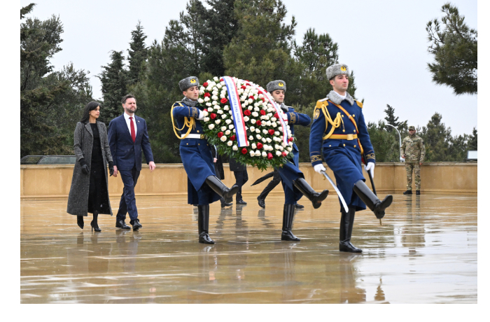 vitse-prezident-ssha-s-suprugoy-posetili-alleyu-shekhidov