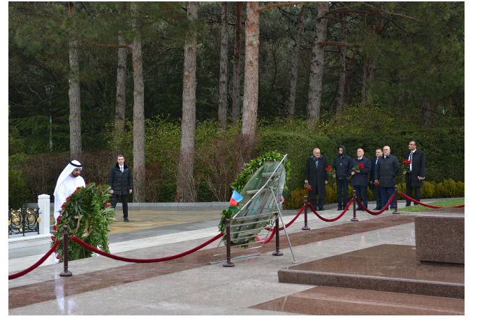 predsedatel-arabskogo-parlamenta-posetil-alleyu-pochetnogo-zakhoroneniya-i-park-pobedy-v-baku-foto